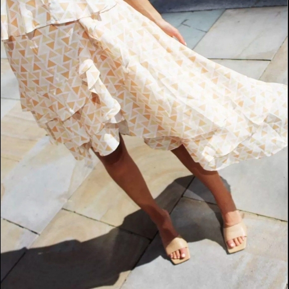 EUC Amy Lynn Asymmetrical Geometric Tank and Skirt Set in Yellow, Cream & Orange - Picture 3 of 11